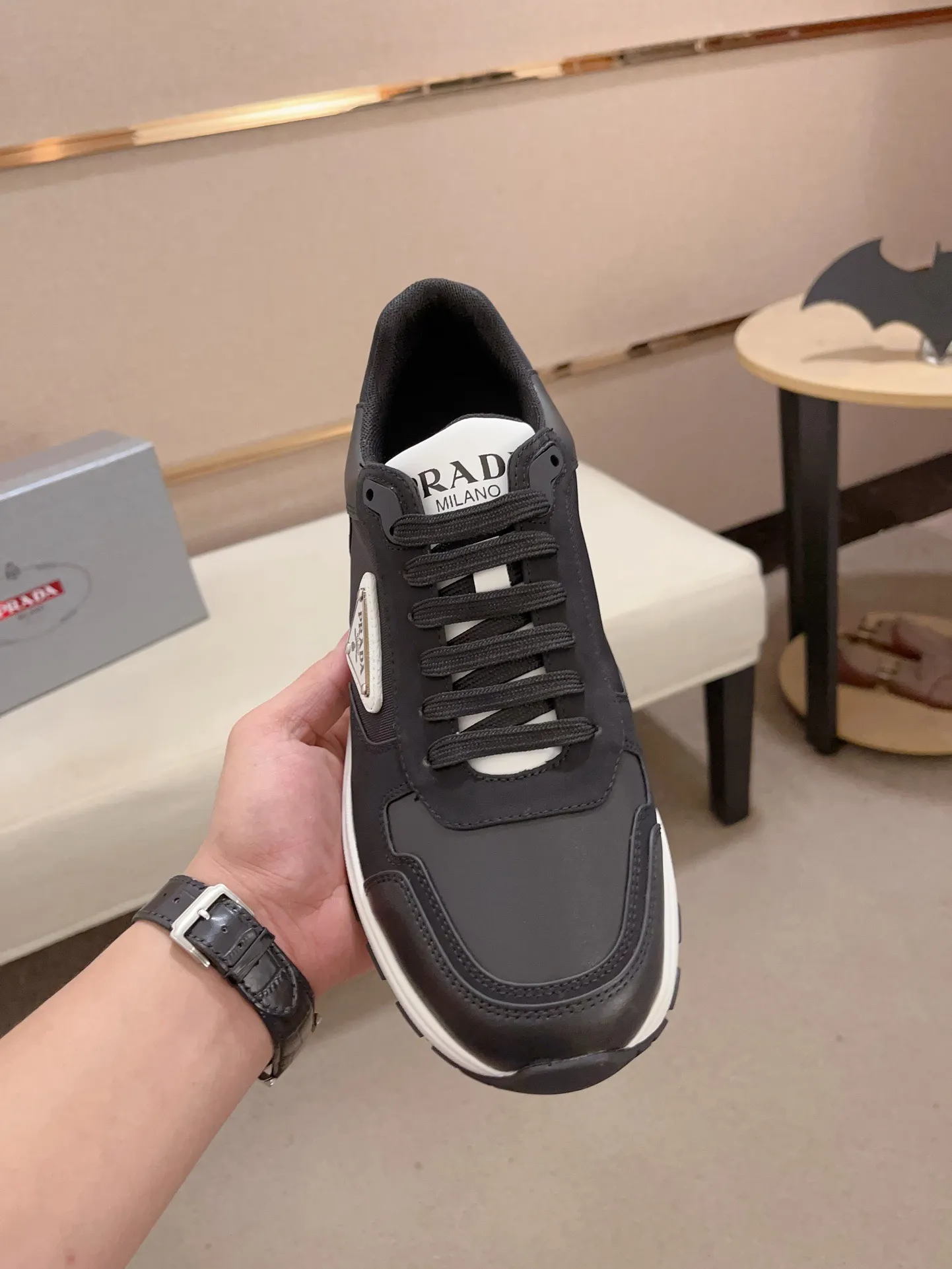 Men's shoes 💰 560 💰 (high version) new Prada (Prada) high-tops are launched at the same time, new men's shoes, 😘fabrics are selected from waterproof technical cloth. First layer cowhide lining. 👍🏿Original molded anti-slip rubber outsole, with exquisite lines, simple and elegant, comfortable and high-end for leisure travel. Number of yards: 38 to 44. (Can be customized for 45.46.)